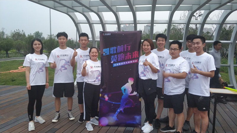 记申博官网集团2019年夏日荧光夜跑活动